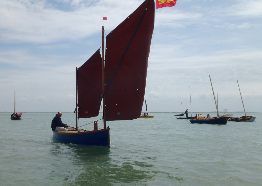 "Plénitude" arrive alors que la flottille s'apprête à démouiller. Le bateau de Bernard s'est révélé un peu sous-toilé par rapport au reste de la flottille. Vous trouverez le récit de Bernard dans le "Carnet de Bord" de la FVA de juillet 2016, avec tout plein d'autres articles très intéressants. 