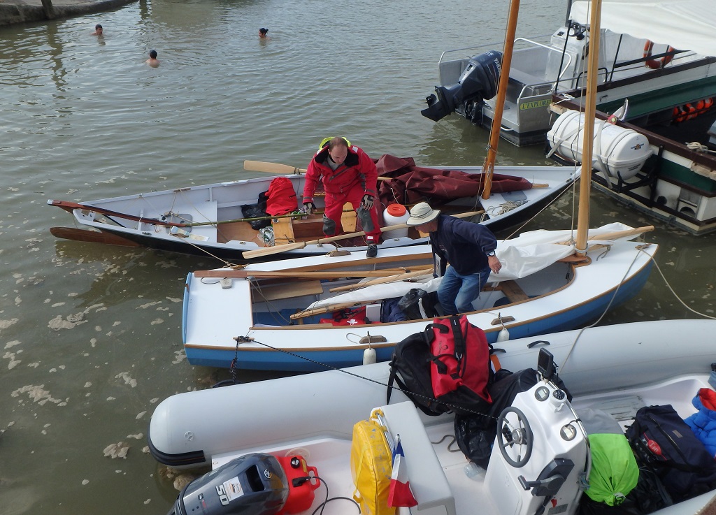 On se serre pour tenir dans le petit port de Mornac. 