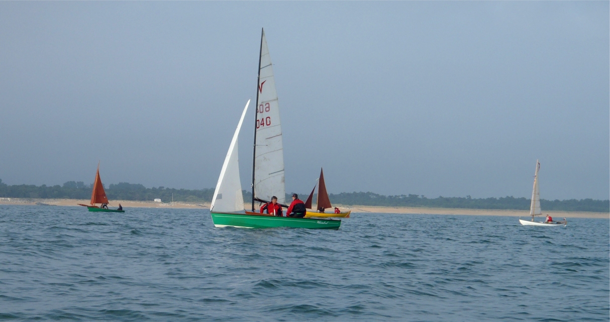 Nous longeons la côte nord-est d'Oléron alors que le soleil commence à percer. On voit au premier plan le Wayfarer "Whimbrel" masquant le Youkou Lili "Hagar Dunor", avec à gauche le Biraou "Carpe Diem" et à droite le Skerry "La Marie Pupuce". 