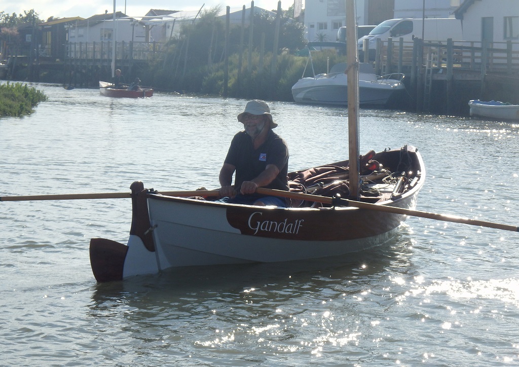 Nous serons cueillis par une bonne brise à la sortie du chenal d'accès à Mornac, alors que pour l'instant... 