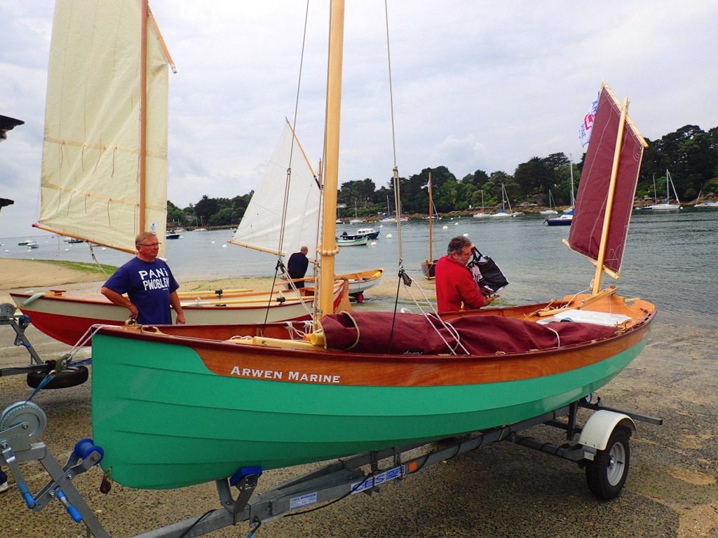 C'est la premi&egrave;re mise &agrave; l'eau de Silmaril en bourcet-malet, et je suis inquiet d'avoir oubli&eacute; une voile, un espar ou un cordage : le misainier a au moins l'avantage de la simplicit&eacute; ! 