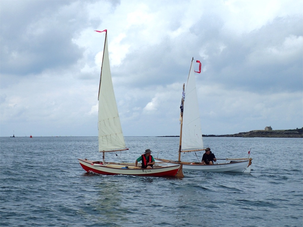 Les deux Skerry "Ilyva" et "La Marie Pupuce" diff&egrave;rent sur de nombreux points : contrairement &agrave; "La Marie Pupuce" qui est pratiquement "standard" (c'est &agrave; dire conforme au plan), "Ilyva" a &eacute;t&eacute; assez profond&eacute;ment modifi&eacute; par Francis, sauf pour la forme de la coque. 