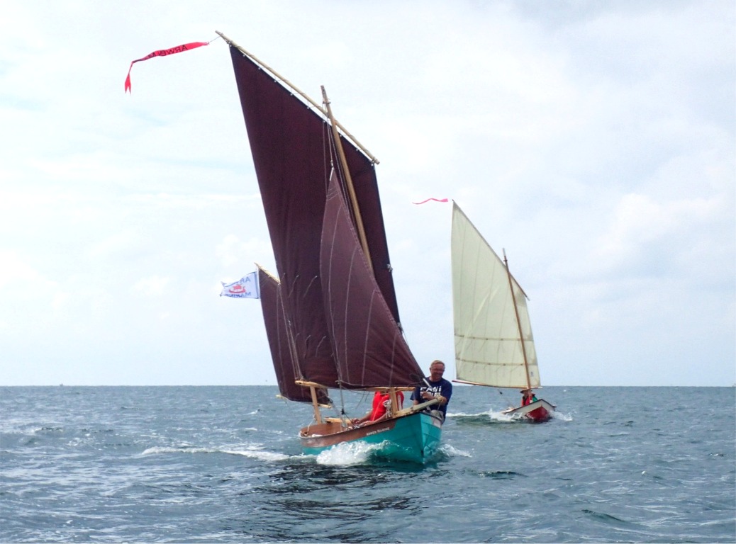 Le vent est juste bien pour garder tout dessus : s'il y en avait un tout petit peu plus, il faudrait r&eacute;duire ! Silmaril &eacute;tait d&eacute;j&agrave; rapide sous sa misaine seule, maintenant c'est un avion ! 