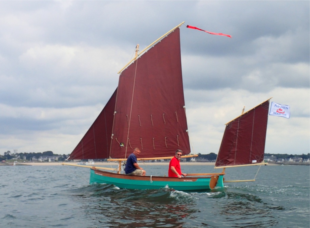 Je pense avoir &eacute;t&eacute; un peu timor&eacute; en d&eacute;terminant la surface du foc et de l'artimon : ce dernier parait vraiment petit avec ses 2 m2, mais pour &eacute;quilibrer un tapecul plus grand, il aurait fallu que le foc soit aussi plus important, et donc le bout-dehors plus long, etc... 
