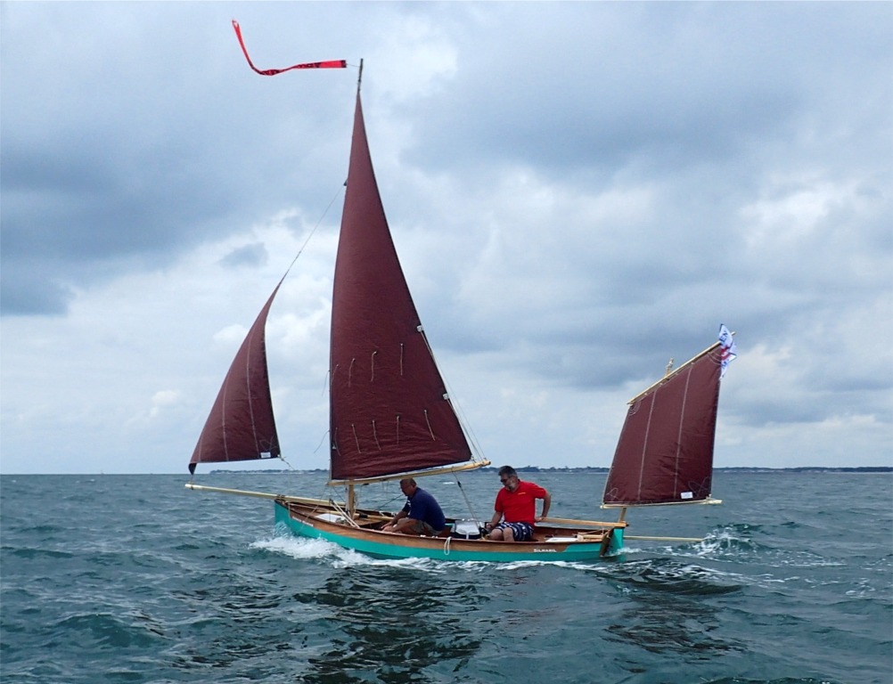 Fin juin, je pars dans l'ouest pour tester le nouveau gréement de bourcet-malet du Silmaril, et naviguer sur l'Odet, la rade de Brest et l'Aulne à l'occasion de la 10e édition de la Route du Sable. Silmaril participera ensuite aux Rendez-Vous de l'Erdre fin août. 