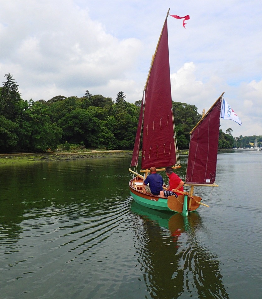 Nous approchons de la gr&egrave;ve rep&eacute;r&eacute;e par Ronan pour le pique-nique, dans une crique abrit&eacute;e du vent. 