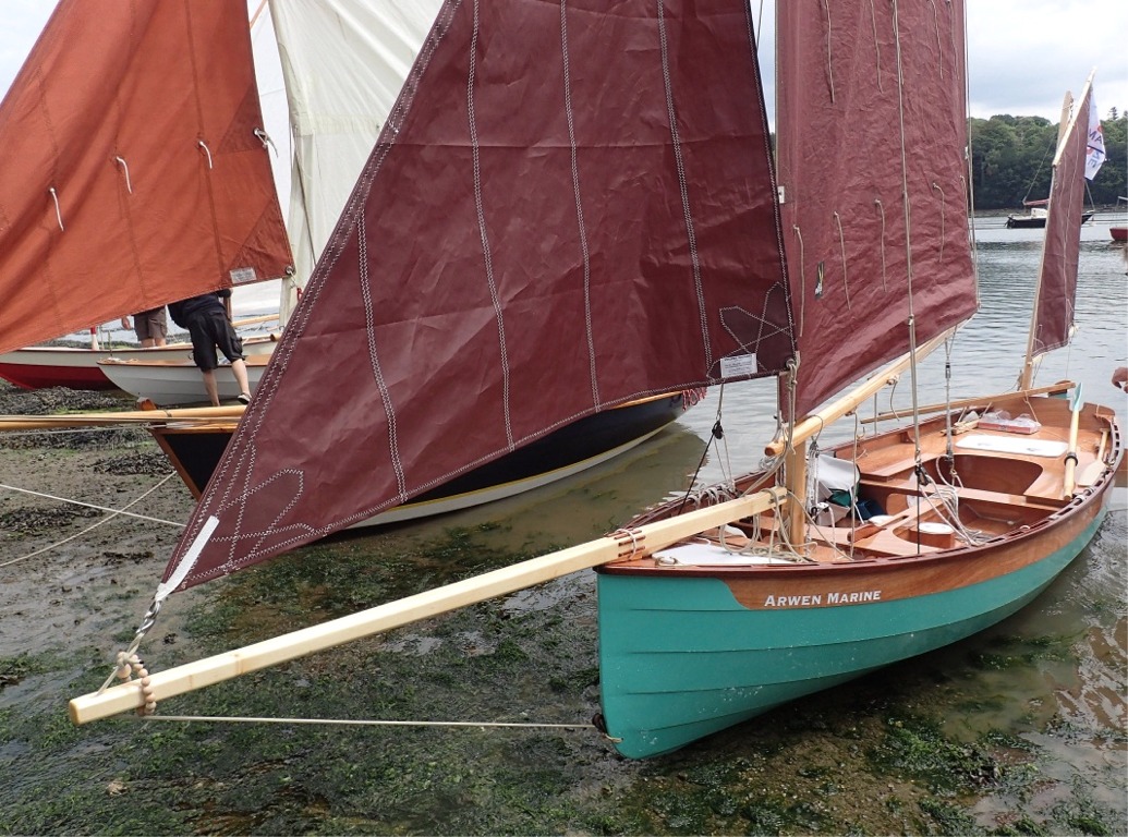 Puis on se pr&eacute;pare &agrave; repartir vers Quimper. Le bout-dehors de 2.40 m est fix&eacute; sur la guirlande par une simple boucle de cordage raidie sur un taquet d'amarrage, et son "talon" est fix&eacute; sur l'avant du m&acirc;t grace &agrave; un aiguillot (sur le m&acirc;t) et un femelot (sur le bout-dehors). La drisse qui envoie l'amure du foc &agrave; l'extr&eacute;mit&eacute; du bout-dehors fait office de sous-barbe en passant par une poulie tenue en haut du brion par un petit bout frapp&eacute; &agrave; travers un simple trou &agrave; travers l'&eacute;trave. La drisse revient ensuite sur le m&ecirc;me taquet que la boucle de la guirlande. 