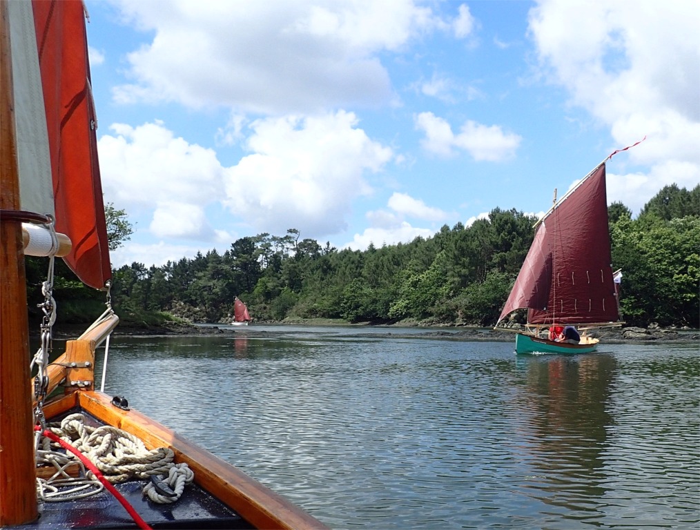 Superbe balade, que nous terminerons sur la cale qui se trouve juste en aval du pont routier de Quimper : un petit coup de voiture jusqu'&agrave; B&eacute;nodet pour aller r&eacute;cup&eacute;rer les remorques, et on range tout le bazar jusqu'&agrave; demain ! 