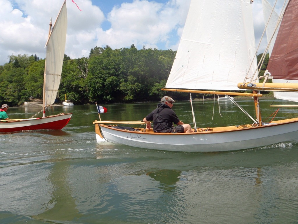 De temps en temps, une ris&eacute;e venue de nulle part soul&egrave;ve nos petits bateaux et nous lance &agrave; vive allure, les uns &agrave; la poursuite des autres, au hasard de celui qui "attrape" la ris&eacute;e le premier ou la garde le dernier... 