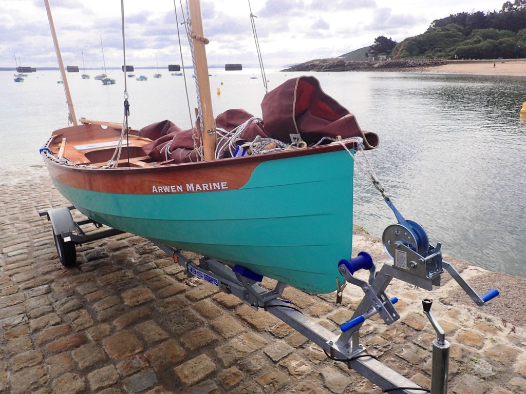 J'ai gr&eacute;&eacute; Silmaril sur sa remorque avant de le lancer sur la belle cale de Lanv&eacute;oc. On aper&ccedil;oit la poulie de renvoie de la sous-barbe en haut du brion. 