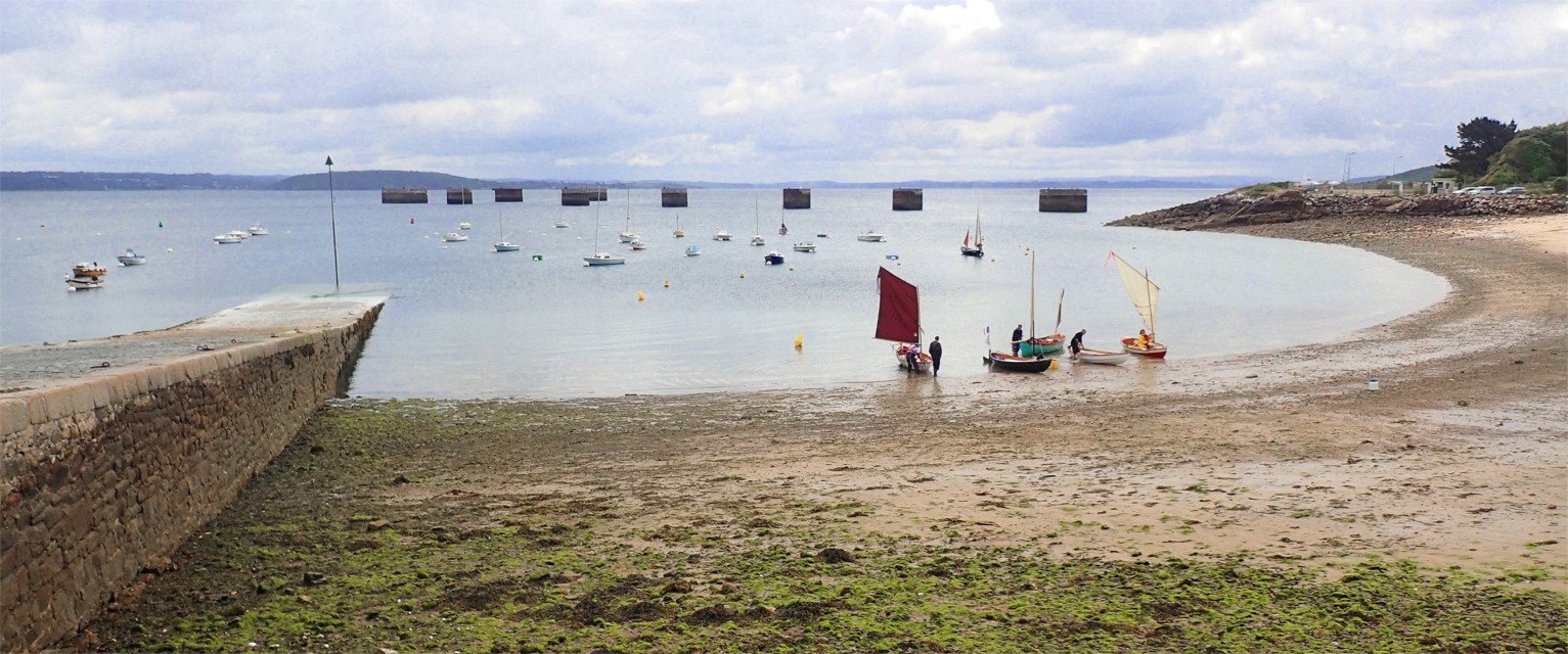 Apr&egrave;s le lancement, nous avons remont&eacute; les remorques jusqu'au Passage de Rosno&euml;n, notre destination du jour. Tous les bateaux sont pr&ecirc;ts, plus qu'&agrave; finir d'envoyer les voiles. On aper&ccedil;oit &agrave; l'arri&egrave;re-plan les "pat&eacute;s" que constituent les postes d'amarrage (ou apontements) install&eacute;s par la Kriegsmarine pour amarrer croiseurs et cuirass&eacute;s pendant la seconde guerre mondiale. 