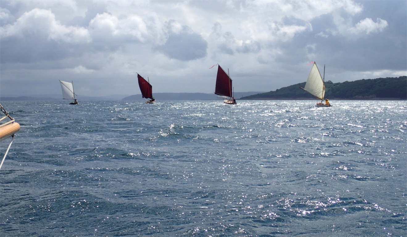 "Piff", "Thema", "Silmaril" et "Ilyva" traversent l'Anse du Poulmic. 
