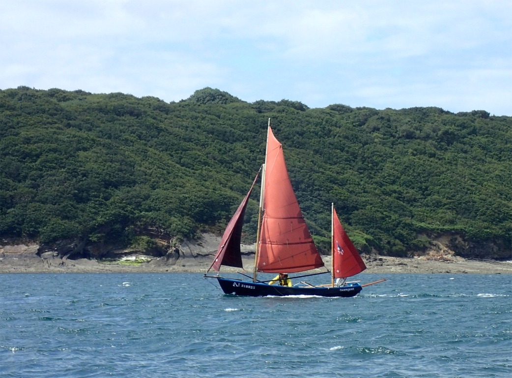 Le Drascombre "Divergont" de Didier C. est un bateau lourd et porte presque toute sa toile, il pourrait encore d&eacute;rouler son g&eacute;nois sur bout-dehors. 
