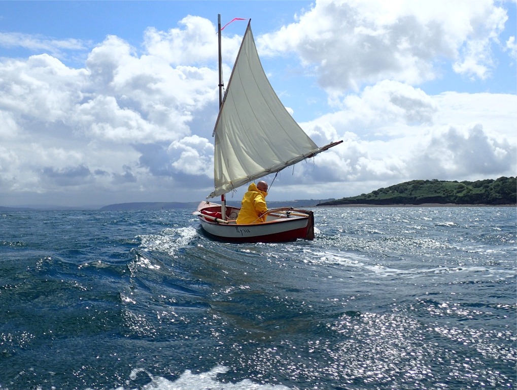 Francis a pris ses deux ris dans la grande misaine de "Ilyva" (malheureusement, il n'a pas assez raidi la bosse de ris sur la b&ocirc;me, alors que les garcettes de ris sont saisies autour de la b&ocirc;me, ce qui donne une voile qui ressemble &agrave; un sac et "tirera" mal d&egrave;s qu'elle sera en &eacute;coulement laminaire (ce qui sera heureusement peu le cas aujourd'hui). 