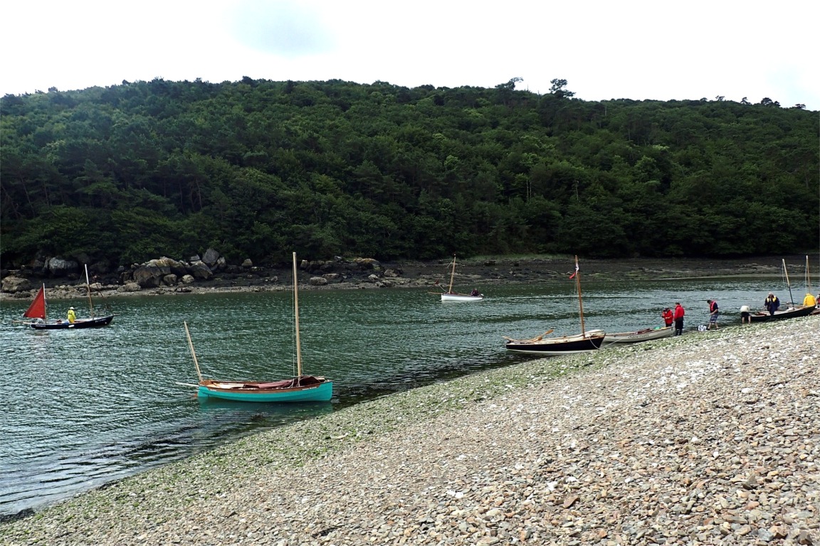 "Divergont" a mouill&eacute;, "Thema" vient d'afaller et revient au moteur pour aborder. Au premier plan, "Silmaril", "An Treizh", "Chasse-Mar&eacute;e", puis le groupe avec "Piff", "Ilyva" et "La Marie Pupuce". 