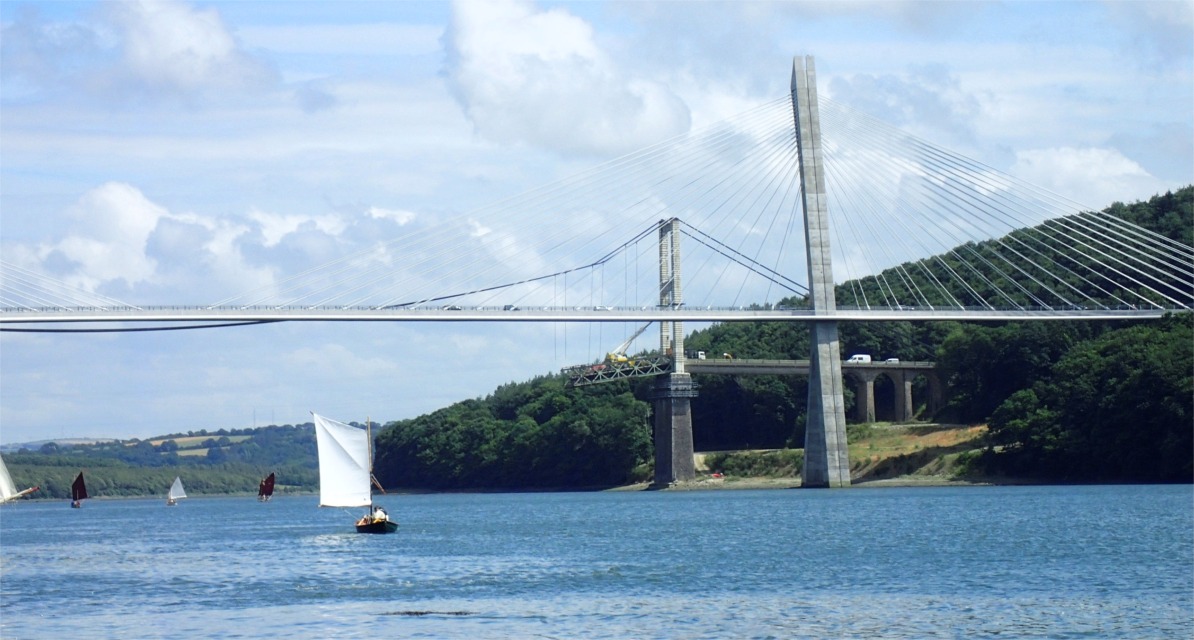 Le tablier de l'ancien pont est d&eacute;j&agrave; presque totalement d&eacute;construit et il n'en reste qu'un petit tron&ccedil;on de chaque cot&eacute;, en plus des c&acirc;bles porteurs.