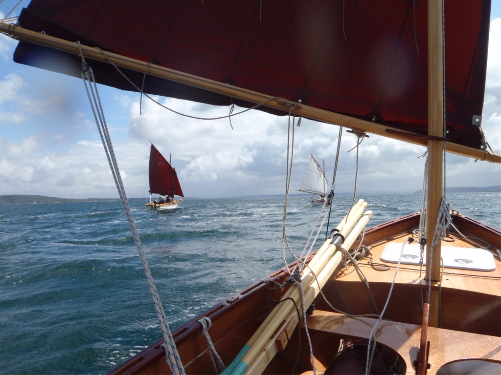 J'ai fait un "fagot" avec mes avirons et mon bout-dehors. J'ai laiss&eacute; le m&acirc;t de tapecul et la queue de malet en place. La pointe arri&egrave;re de celle-ci est parfois immerg&eacute;e dans le sillage, car "Silmaril" se cabre lorsqu'il part au surf. 