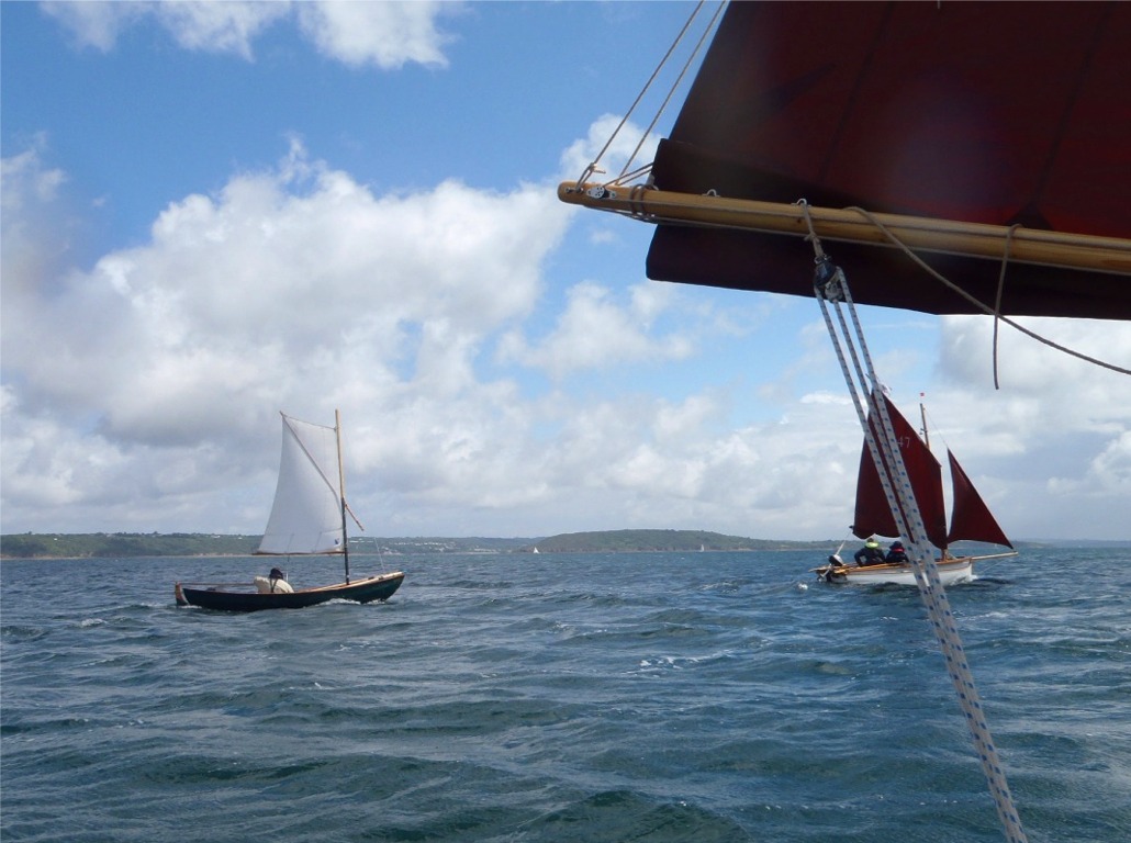 Jean-David a pris un ris dans sa voile &agrave; livarde augment&eacute;e d'une bonnette cousue sur "Piff", et Katia et Pierre ont pris deux ris dans la misaine de "Thema". 