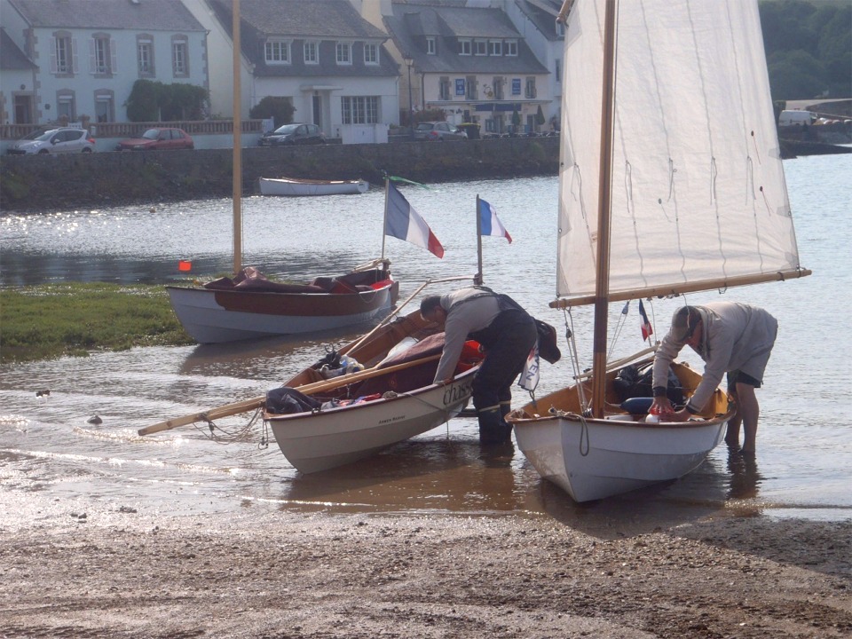 Chasse-Marée est encore sur son chariot de mise à l'eau (conçu et réalisé par Didier, il est démontable et se range facilement à bord, très pratique). A sa droite, Gérard termine de gréer La Marie Pupuce et à l'arrière-plan, Gandalf est prêt, plus qu'à envoyer la misaine. Il manque encore Piff de Jean-David, qui arrivera plus tard dans la journée, et ce seront donc 3 Skerry standard et deux Skerry modifiés qui participent à "Terre et Mer". Ce groupe "Arwen Marine" est complété par le Pirmil Thema, avec Katia et Pierre. 