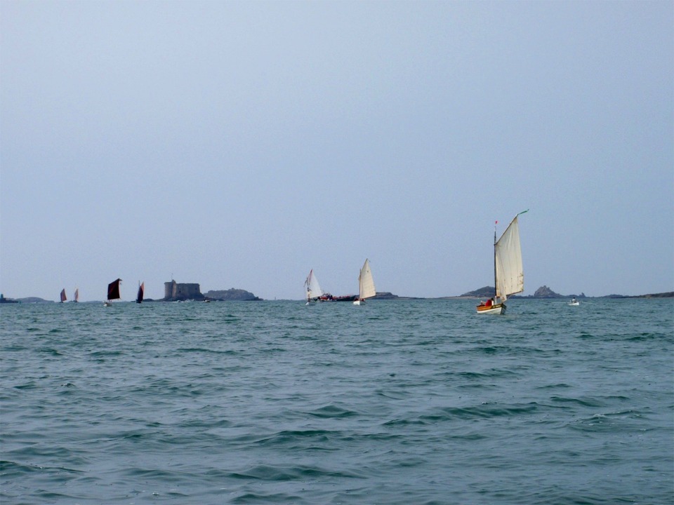 Vue de la flottille qui a repris la route vers le Dourduff, au fond de la baie, qui était la base d'opérations de la flottille "voile-aviron". C'est bien sur le Château du Taureau, devant l'Ile aux Dames et l'Ile de Sable, plus proche mais nettement plus basse. 