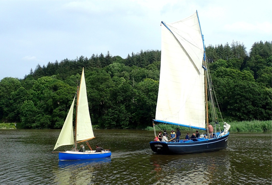 Mon frère Gilles a mis à l'eau son Monotype de Bréhat bien après le départ de la flottille et il nous rattrappe finalement à l'écluse de Guily Glas, où on le voit tourner en attendant le sas en compagnie du "Loch Monna". 