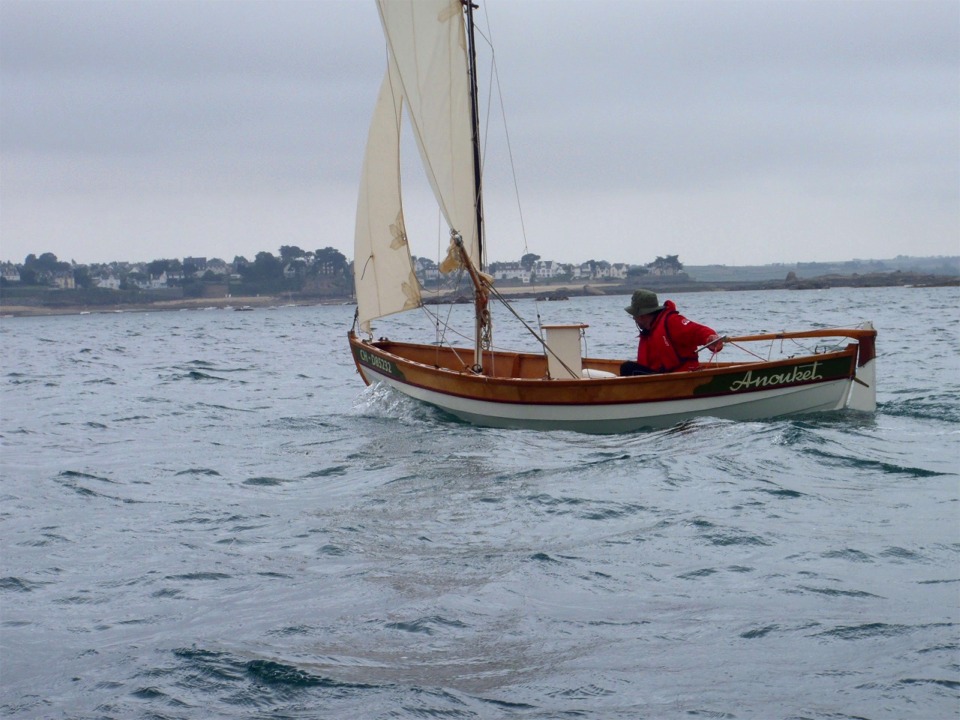 Ludo a pris les deux de sa grand-voile, mais pas celui de son foc, et il a remonté les deux tiers de sa dérive pour le portant. 