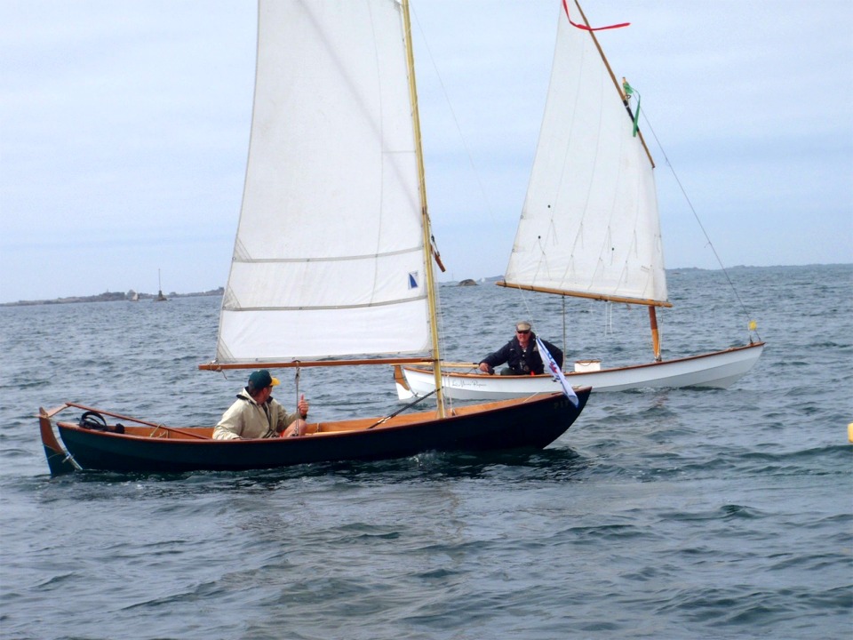 Jean-David a fait ajouter une bonnette fixe (la bande correspondant au premier ris) pour augmenter la surface de la voile à livarde standard de son Skerry Piff et fait coudre deux bandes de ris. Il avait aussi fait un nouveau mât pour Piff pour remplacer celui qui avait été raccourci lors de la Semaine du Golfe. Derrière, la Marie-Pupuce est gréée en misainier au tiers. 