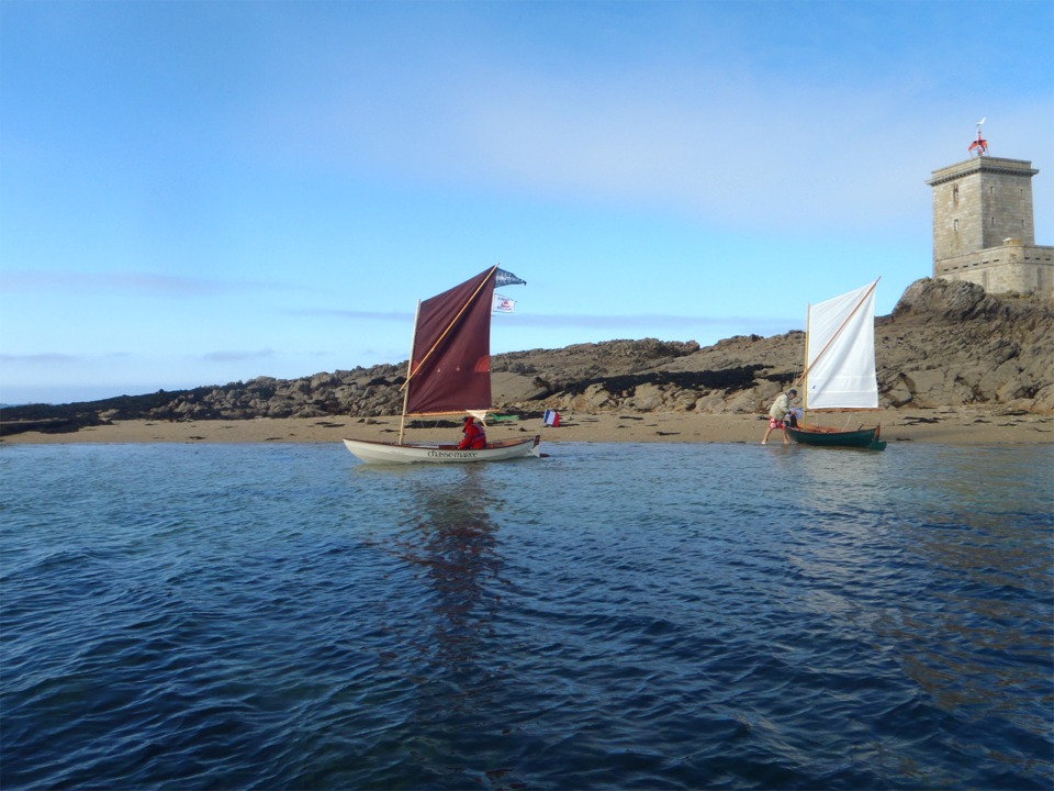 Chasse-Marée et Piff devant l'Ile Noire. 