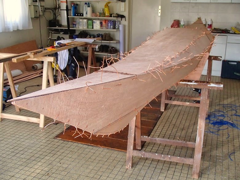 Et le voici, vu depuis la proue, avec également un joint-puzzle pour obtenir la longueur requise pour la partie avant du pontage. Didier ne dit pas pour quelle raison il a déjà enlevé les sutures du haut de l'étrave et de la pointe avant du pontage. 