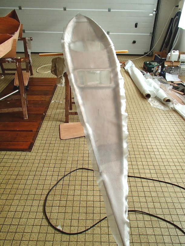 Le tissu de verre est drap&eacute; sur la face int&eacute;rieure du pont en vue de sa stratification. 