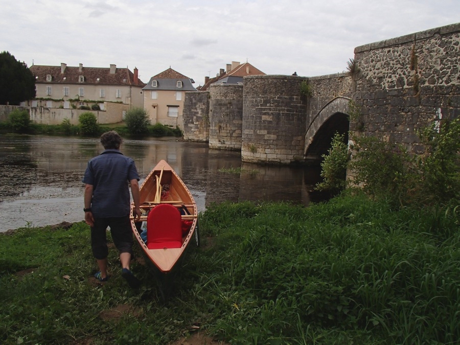 Mise &agrave; l'eau sans cale, une simple rive, herbeuse ou non, suffit... Le pont m&eacute;di&eacute;val est aussi facultatif pour le bon d&eacute;roulement de l'op&eacute;ration. 