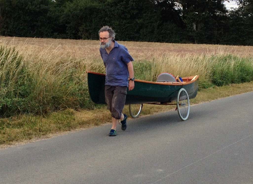 J'avais h&eacute;sit&eacute; avec cette seconde photo, on l'on voit que Charles-Edouard est courb&eacute; pour lutter contre un vent de face, mais la pr&eacute;c&eacute;dente correspondait mieux avec mon intention. Avec ses photos, Charles-Edouard nous &eacute;crivait :