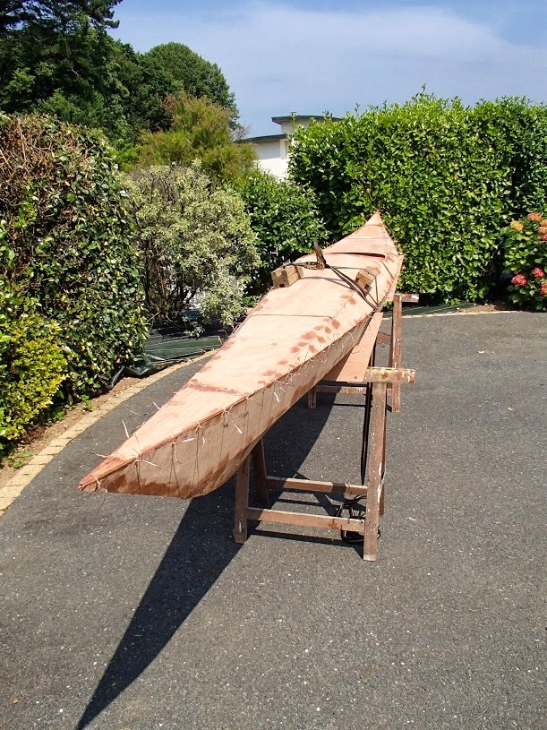 Ca y est : le pont est cousu sur la coque. 