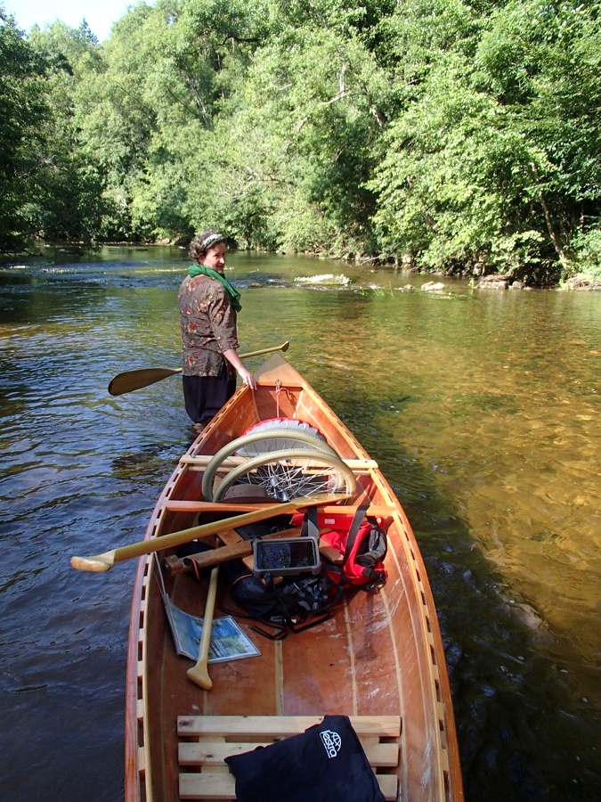 La modicit&eacute; de l'esquif permet de descendre et de tirer (ou pousser) lorsqu'il n'y a plus assez d'eau. 