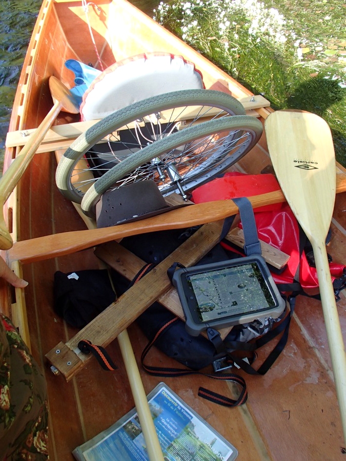 Le poste de navigation avec la tablette num&eacute;rique dans sa poche &eacute;tanche. 