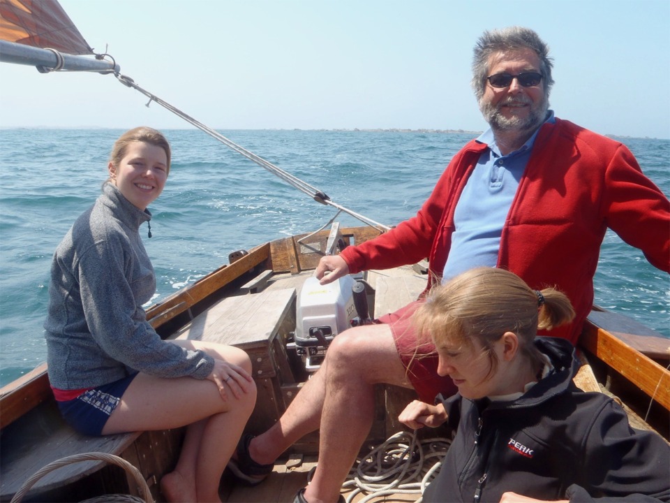Changement de bateau (il s'agit du Kerenoc, construit par mon frère Gilles) et d'équipage (deux de mes filles) pour aller pêcher à la traîne à la voile (on est ainsi assez sûr de ne pas prendre trop de poissons, car on ne va jamais à la bonne vitesse ni au bon endroit). 