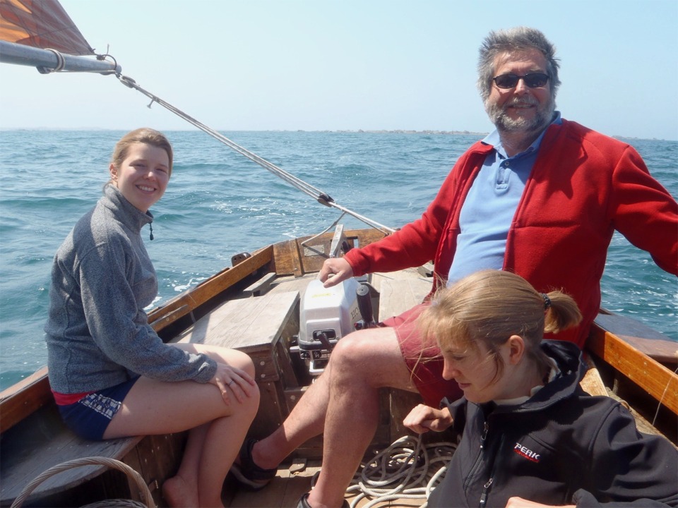 Changement de bateau (il s'agit du Kerenoc, construit par mon fr&egrave;re Gilles) et d'&eacute;quipage (deux de mes filles) pour aller p&ecirc;cher &agrave; la tra&icirc;ne &agrave; la voile (on est ainsi assez s&ucirc;r de ne pas prendre trop de poissons, car on ne va jamais &agrave; la bonne vitesse ni au bon endroit). 