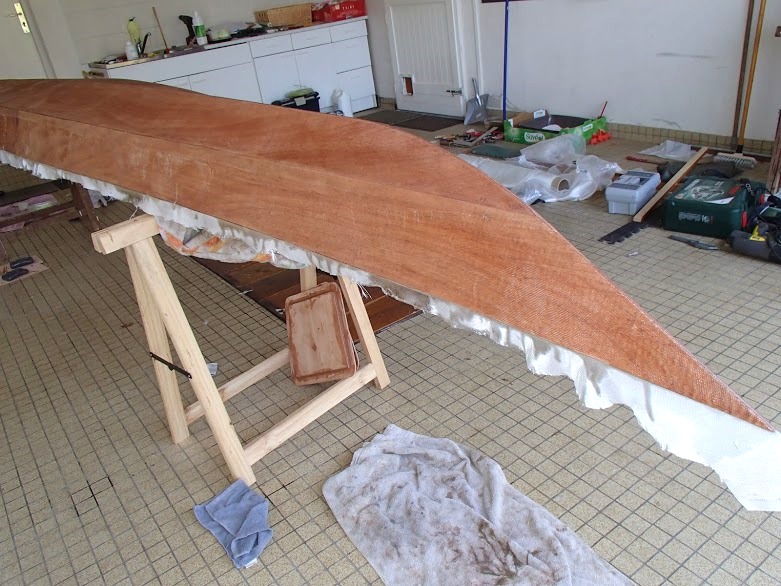 Une fois satur&eacute; de r&eacute;sine &eacute;poxy, le tissu de verre devient transparent. 