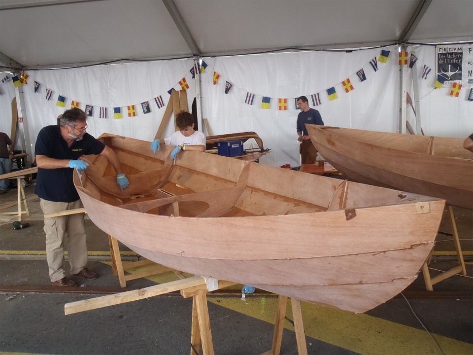 Le pied de mât est vissé et collé sur la sole comme le puits de dérive. 