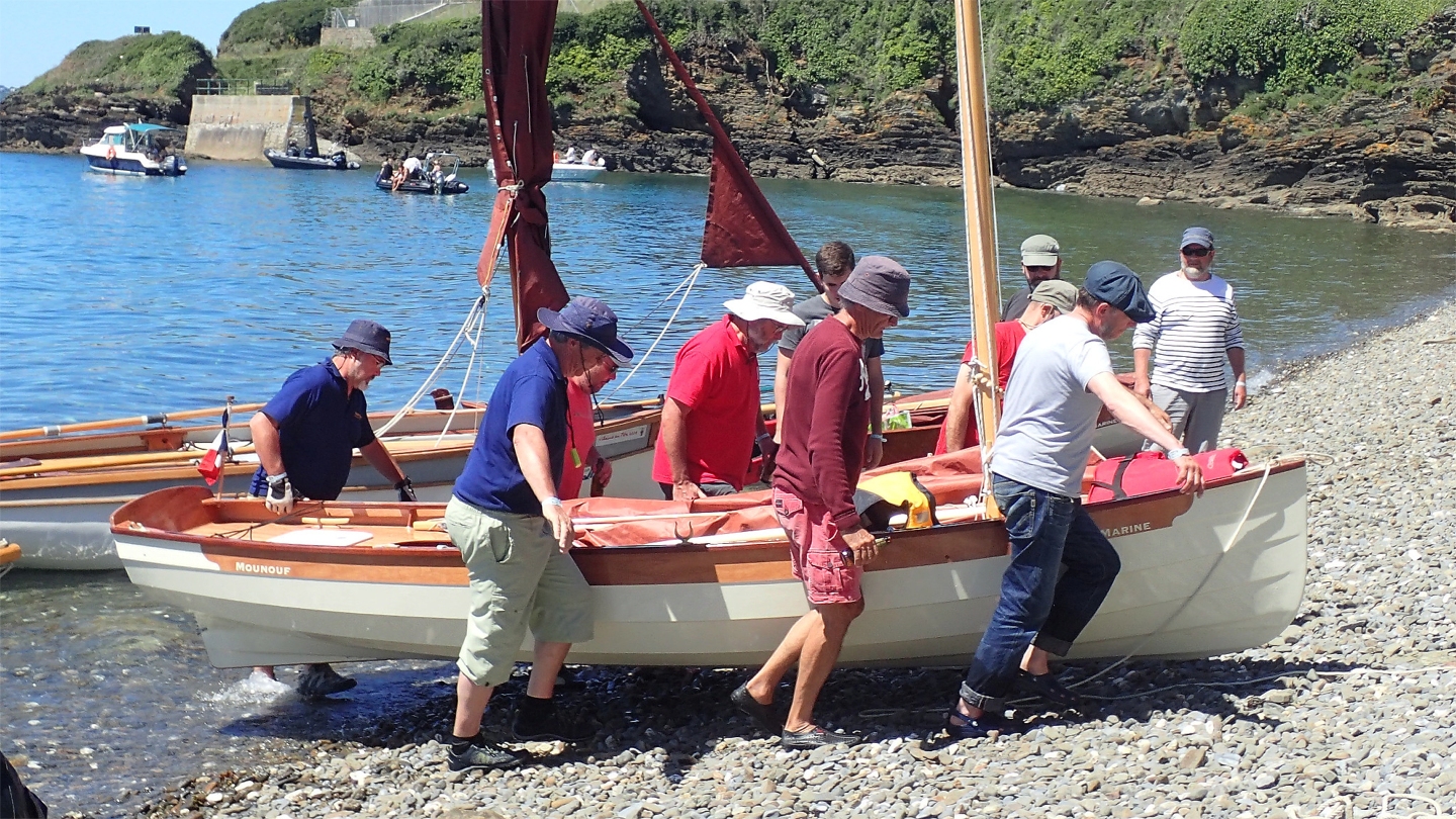 Nous remontons nos bateaux afin d'éviter le ragage causé par les sillages des bateaux à moteur.