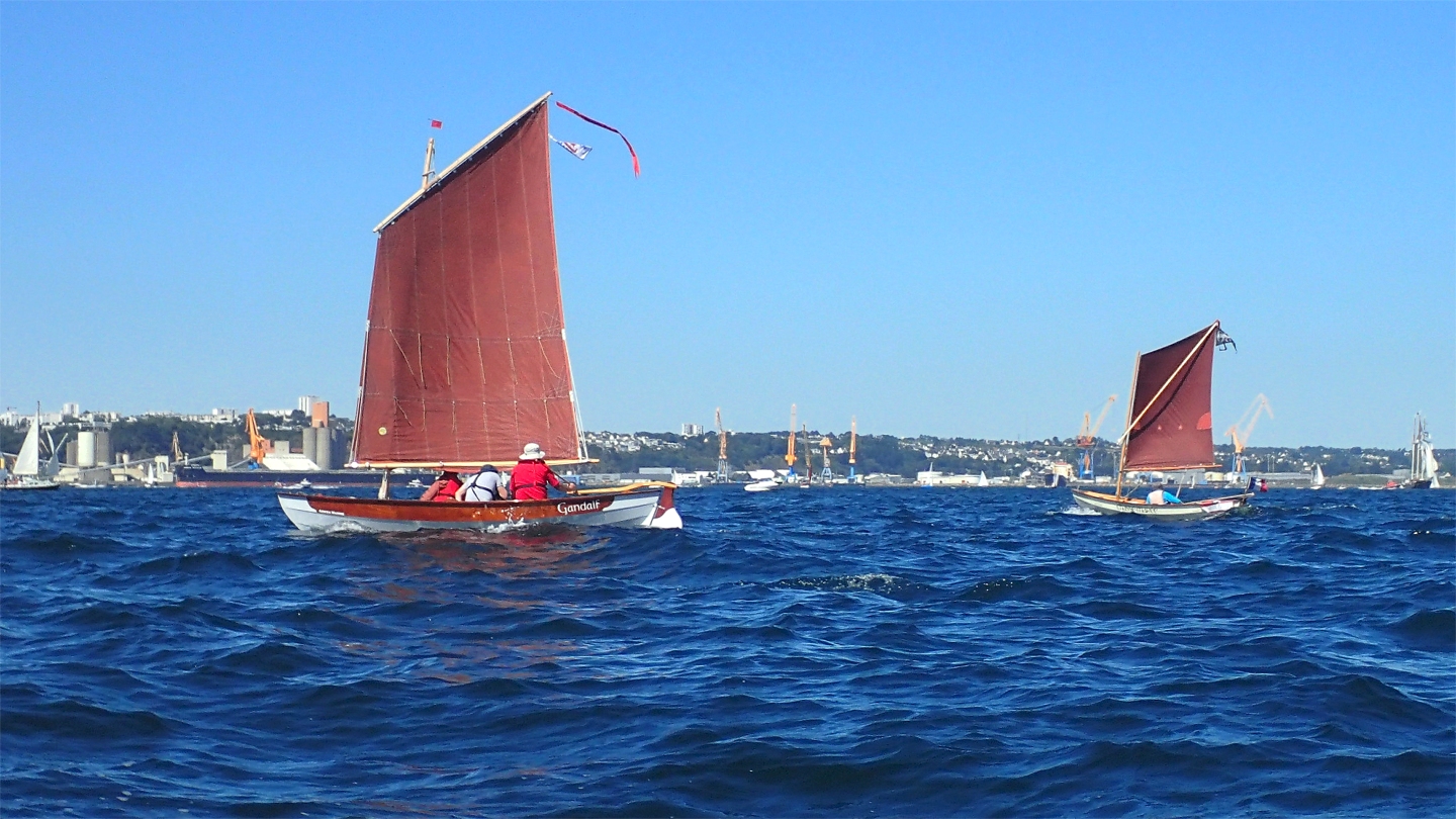 Rencontre inattendue (enfin si attendue, mais surprise tout de même) à proximité du port de Brest : le Skerry "Chasse-Marée" de Didier, qui lui est resté basé dans le port de Brest. 