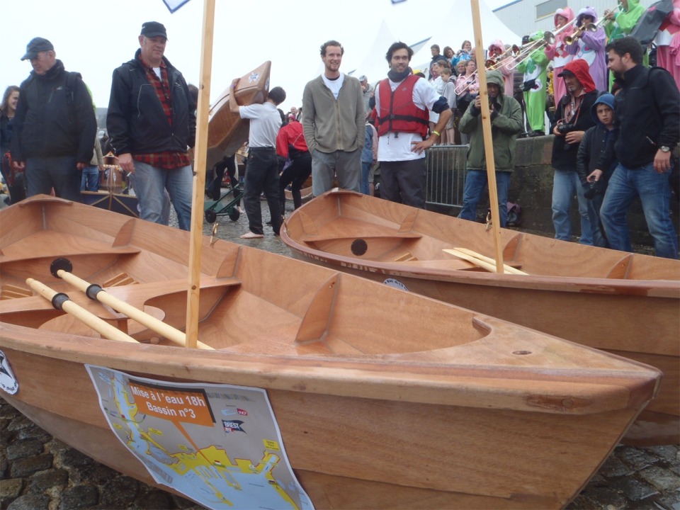 C'est Bernard Ficatier que l'on aperçoit, le second sur la gauche. C'est lui qui est à l'origine de l'évênement "Je construis mon bateau", et il semble bien décidé à récidiver prochainement. 