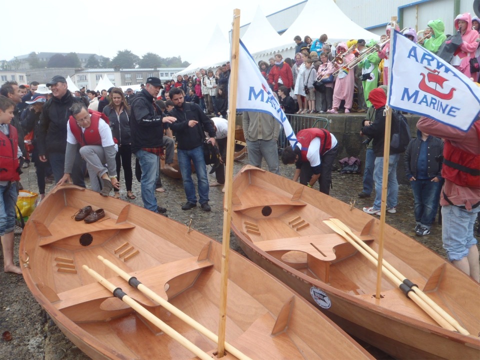 Nous avons gréé des mâtereaux de fortune pour faire flotter les couleurs d'Arwen Marine sur ces deux nouveaux Skerry. 