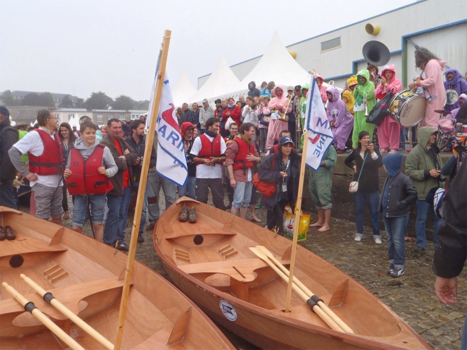 La fanfare nous donne une dernière aubade avant le moment du lancement.