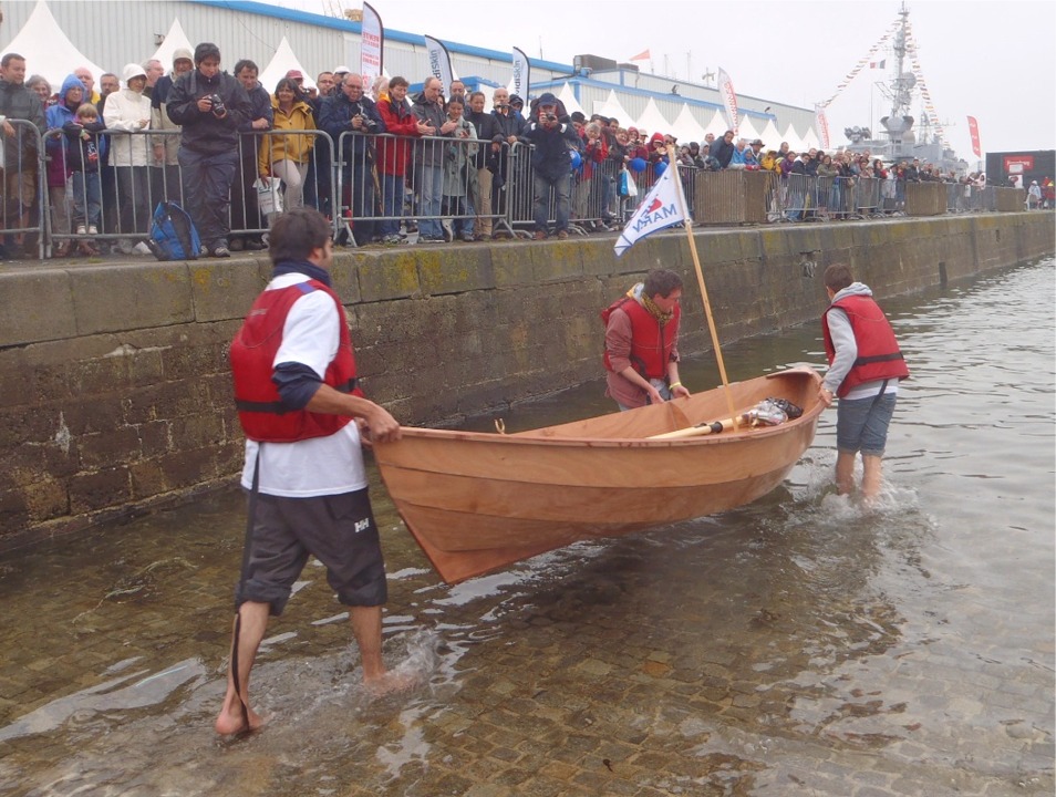 Le public massé sur le quai n'en perd pas une miette. 