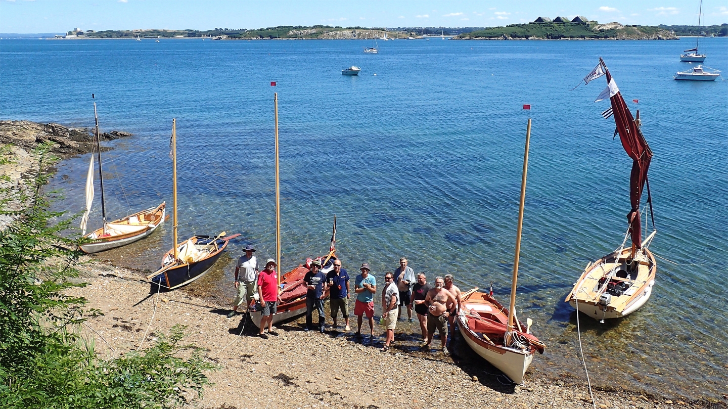 Ronan escalade pour faire cette photo de groupe. Juste auparavant, nous avons eu le plaisir de voir passer quatre dauphins ou marsoins à quelques dizaines de mètres ! 