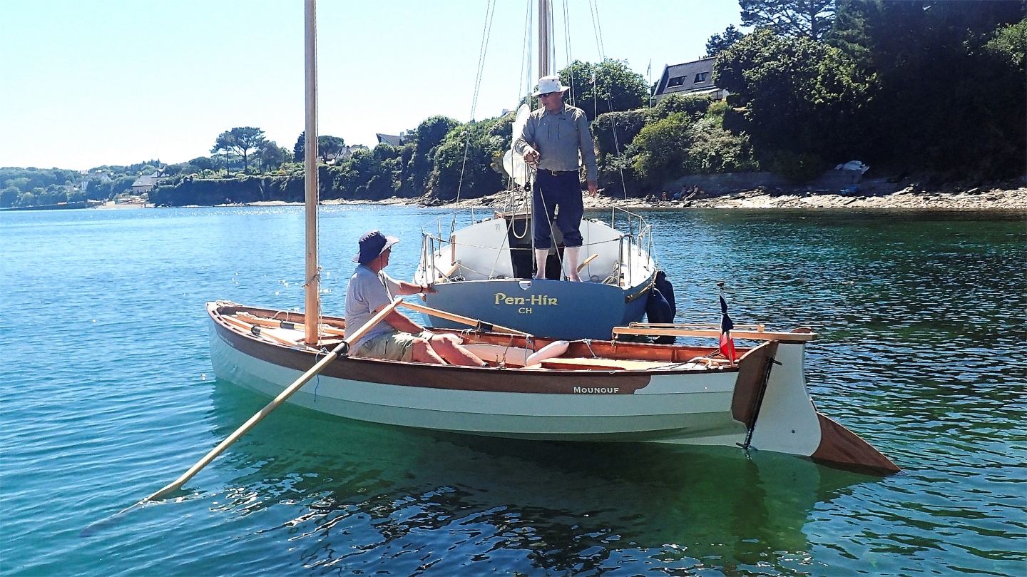 Benoit repose François Vivier à bord du "Pen Hir" en lui disant tout le plaisir qu'il a avec son Silmaril "Mounouf", dessiné par François et construit ce printemps par Benoit et moi. Photo : Ronan Coquil.