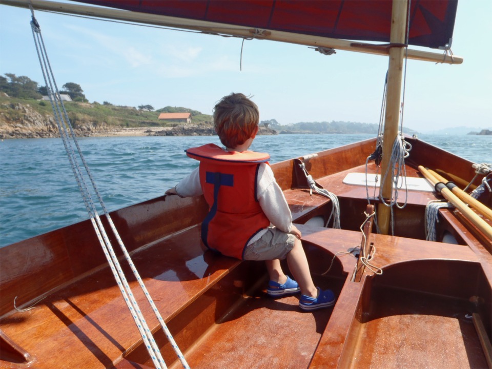 Adam aime particuli&egrave;rement les parages de l'entr&eacute;e du Kerpont au jusant, quand le fort courant l&egrave;ve un clapot court et abrupt (sur cette image, le clapot est encore invisible car la renverse vient de se faire). 