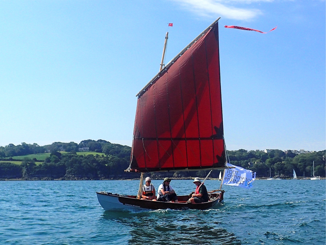 Sylvie (du Skerry "Méaban") et Ludo (du Skerry "Anouket") se sont joints à moi sur Gandalf. Je porte les couleurs du Finistère : peut-être que le Conseil Général ou la Préfecture porteront un jour les couleurs d'Arwen Marine... 