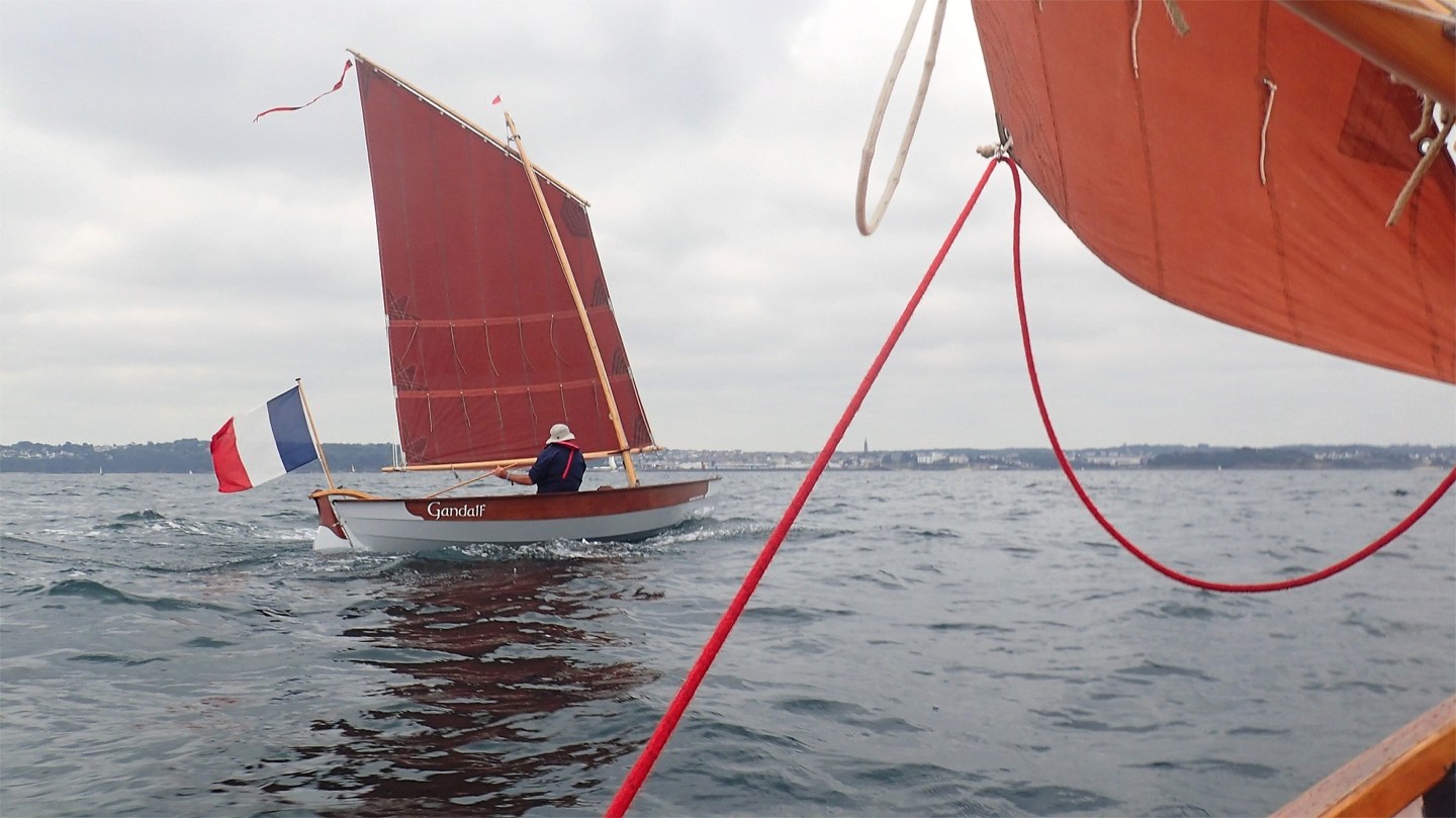 A la barre de "Gandalf", je montre qu'il n'y a pas que l'Hermione qui a un grand pavillon ! 